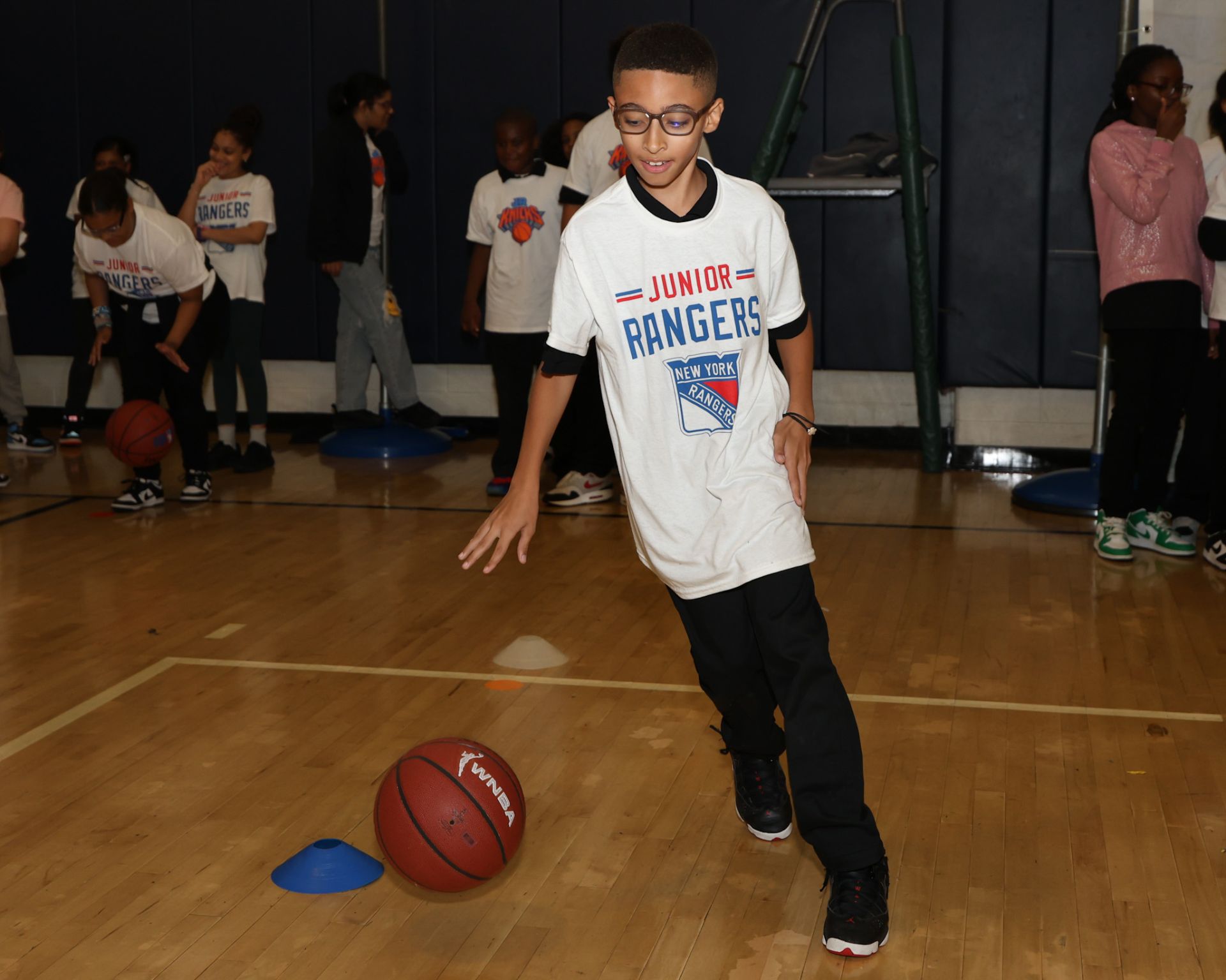 Madison Square Garden Sports Latinx ERG Hosts Bronx Field Day with Garden of Dreams for Hispanic Heritage Month detail 2