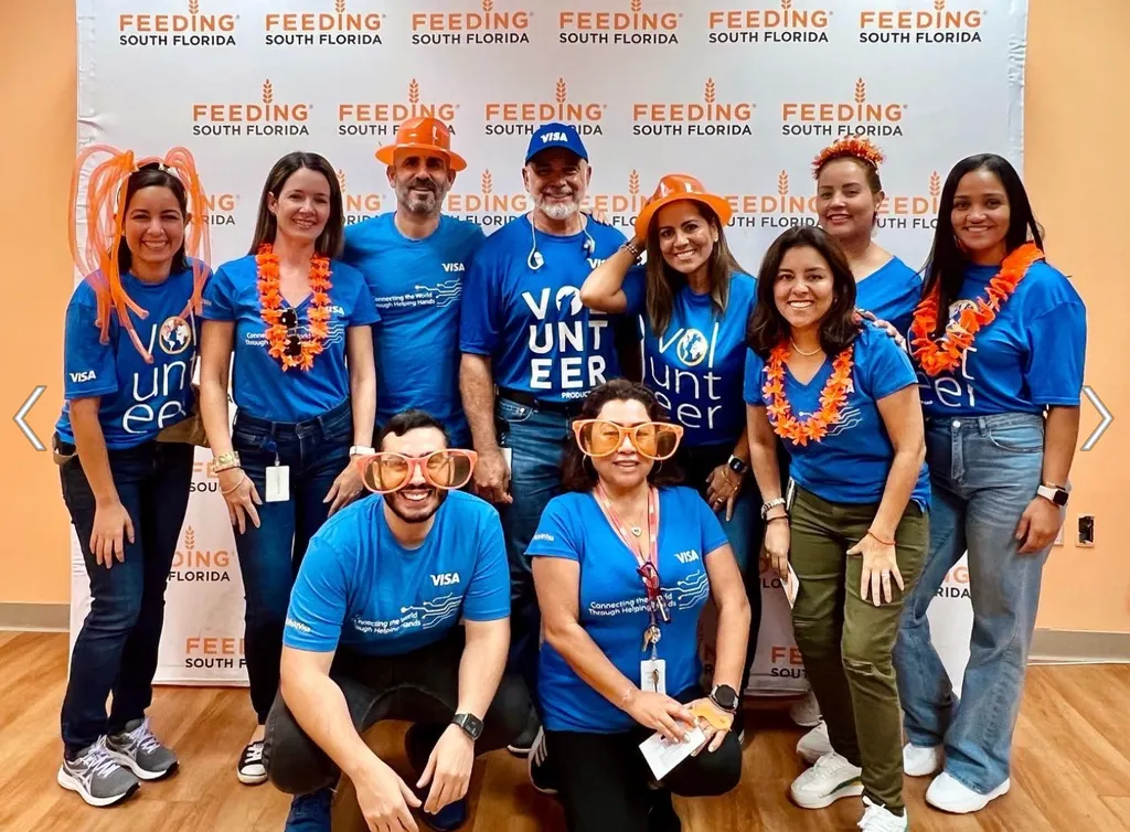 Visa Latinx ERG Volunteers at Feeding South Florida for Hispanic Heritage Month detail 2