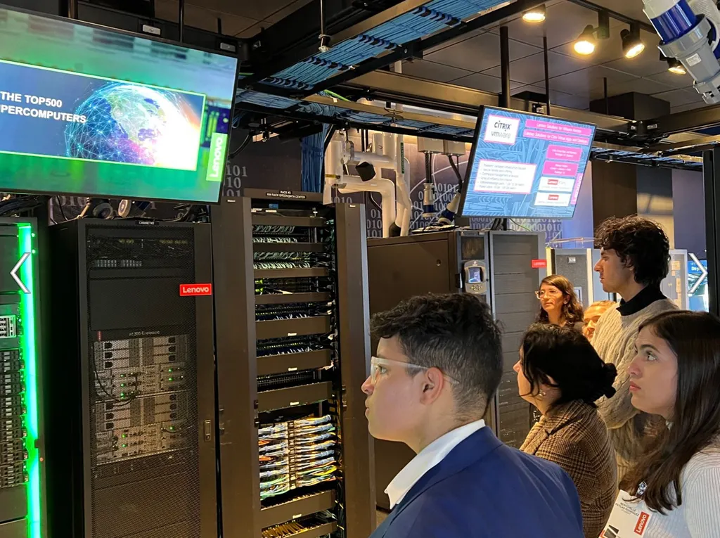 Lenovo Latinx ERG Hosts First Bilingual University Event for Hispanic Heritage Month detail 3